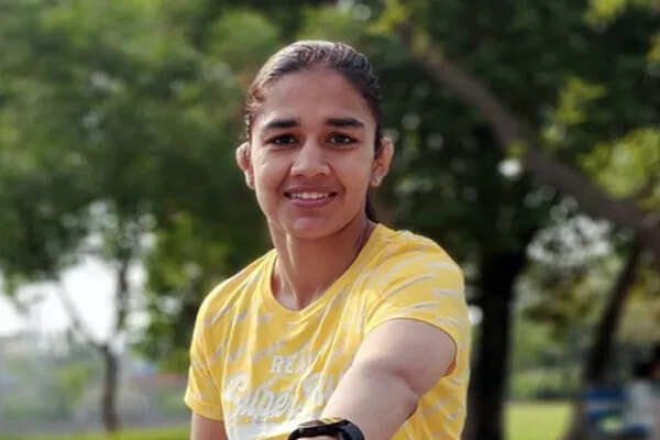 दिल्ली में 'फिट इंडिया' का जश्न: बबीता फोगाट ने साइकिल चलाकर किया समर्थन