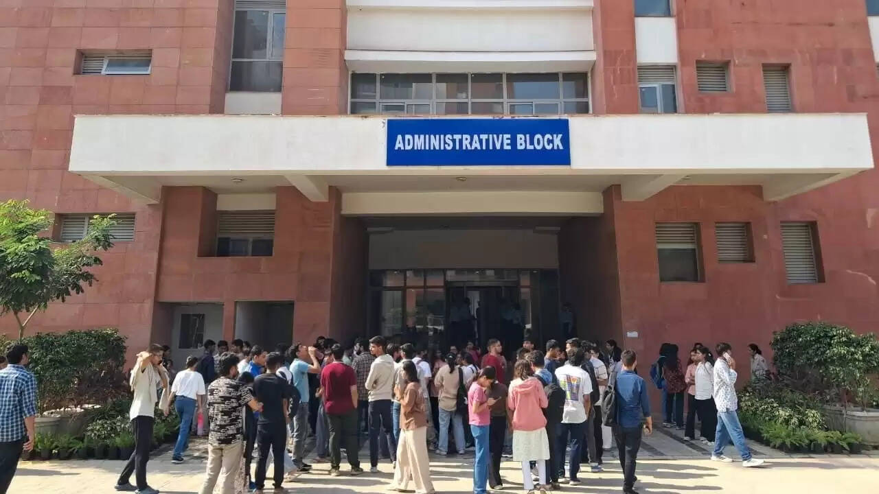 साउथ एशियन यूनिवर्सिटी में छात्रा के साथ गैंगरेप की घटना