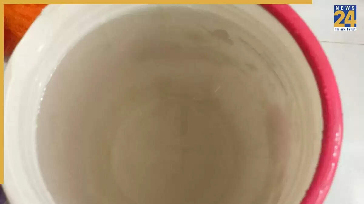 ग्रेटर नोएडा वेस्ट में गंदे पानी की समस्या से परेशान निवासी