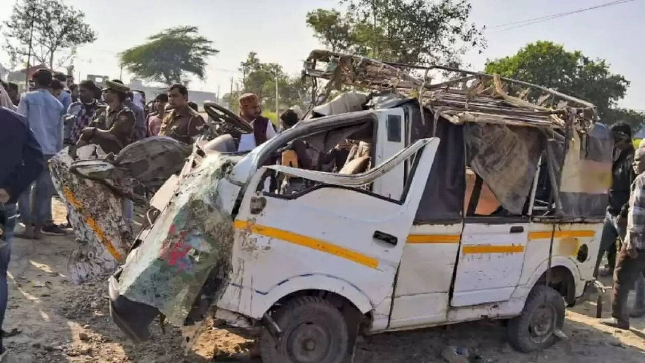 पुणे में पिकअप वैन के गिरने से 8 की मौत, 25 घायल
