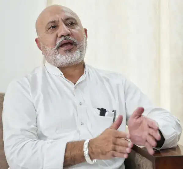 बलतेज पन्नू का सुखबीर बादल पर तीखा हमला: बेअदबी के लिए जिम्मेदारी से भागने का आरोप