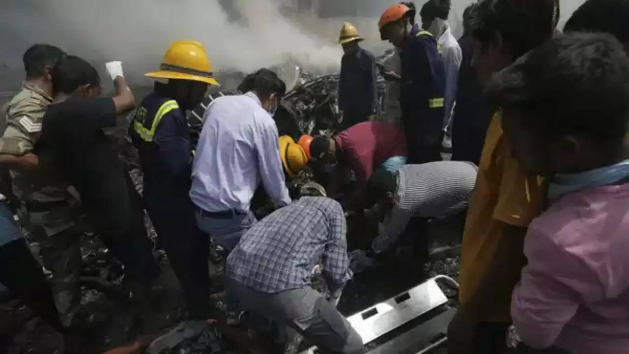अहमदाबाद में एयर इंडिया विमान दुर्घटना: 230 यात्री थे सवार