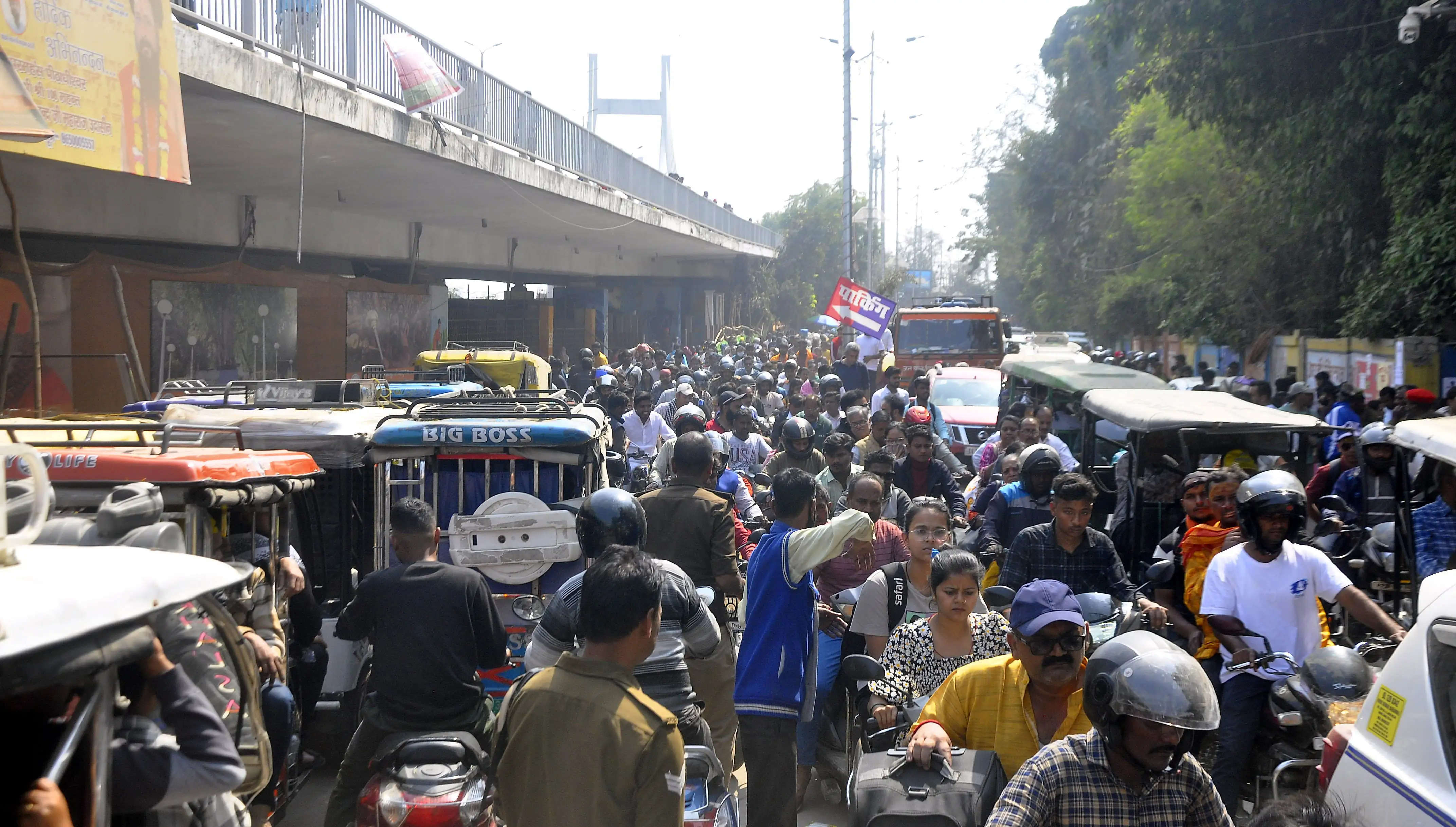 महाशिवरात्रि पर्व पर मानकामेश्वर एडीसी रोड पर लगा ट्रैफिक जाम।