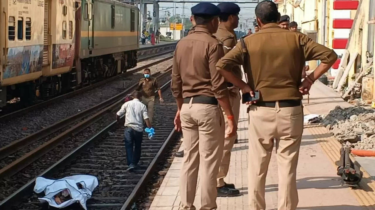 चुनार रेलवे स्टेशन पर बड़ा रेल हादसा: कई श्रद्धालुओं की मौत