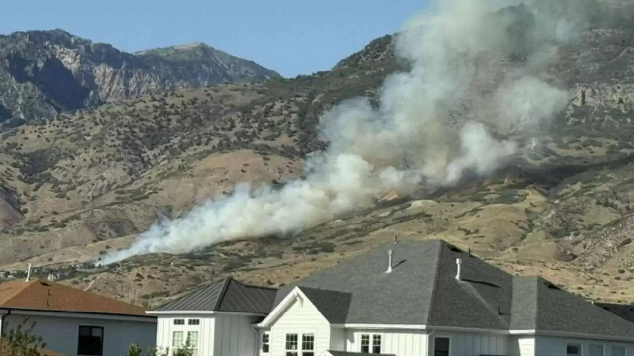 यूटा में American Fork Fire: रिहायशी इलाकों के करीब पहुंची भीषण आग