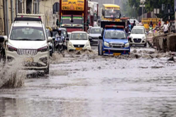 दिल्ली-एनसीआर में बारिश से जनजीवन प्रभावित, उड़ानों में देरी