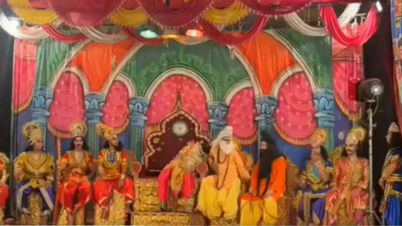 हिमाचल प्रदेश में रामलीला के मंच पर कलाकार का दिल का दौरा, दर्शकों को झकझोर दिया