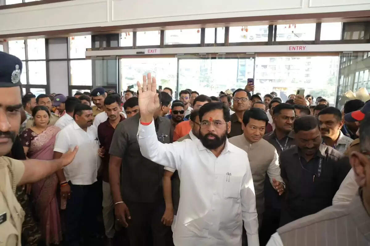 महाराष्ट्र कैबिनेट बैठक में शिवसेना मंत्रियों की अनुपस्थिति से बढ़ी सियासी हलचल