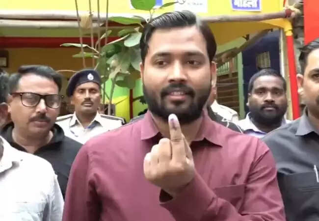 खान सर ने बिहार चुनाव में मतदान किया, युवाओं से वोट डालने की अपील