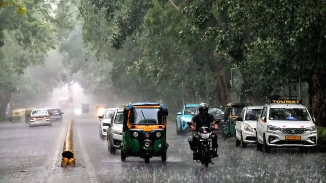 दिल्ली-NCR में मौसम में बदलाव: बारिश और ठंडी हवाओं से मिली राहत