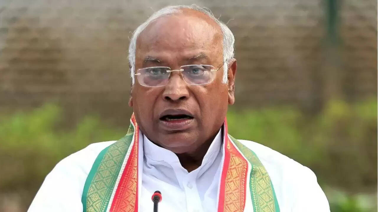 कांग्रेस अध्यक्ष खड़गे ने किसान को फटकारा, बाढ़ से प्रभावित फसलों की स्थिति पर उठे सवाल