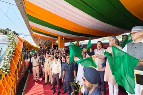 जम्मू से श्रीनगर के लिए पहली वंदे भारत ट्रेन का शुभारंभ