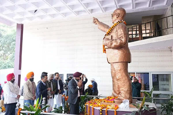 राजा वड़िंग का आरोप: आम आदमी पार्टी अंबेडकर की विरासत को कमजोर कर रही है