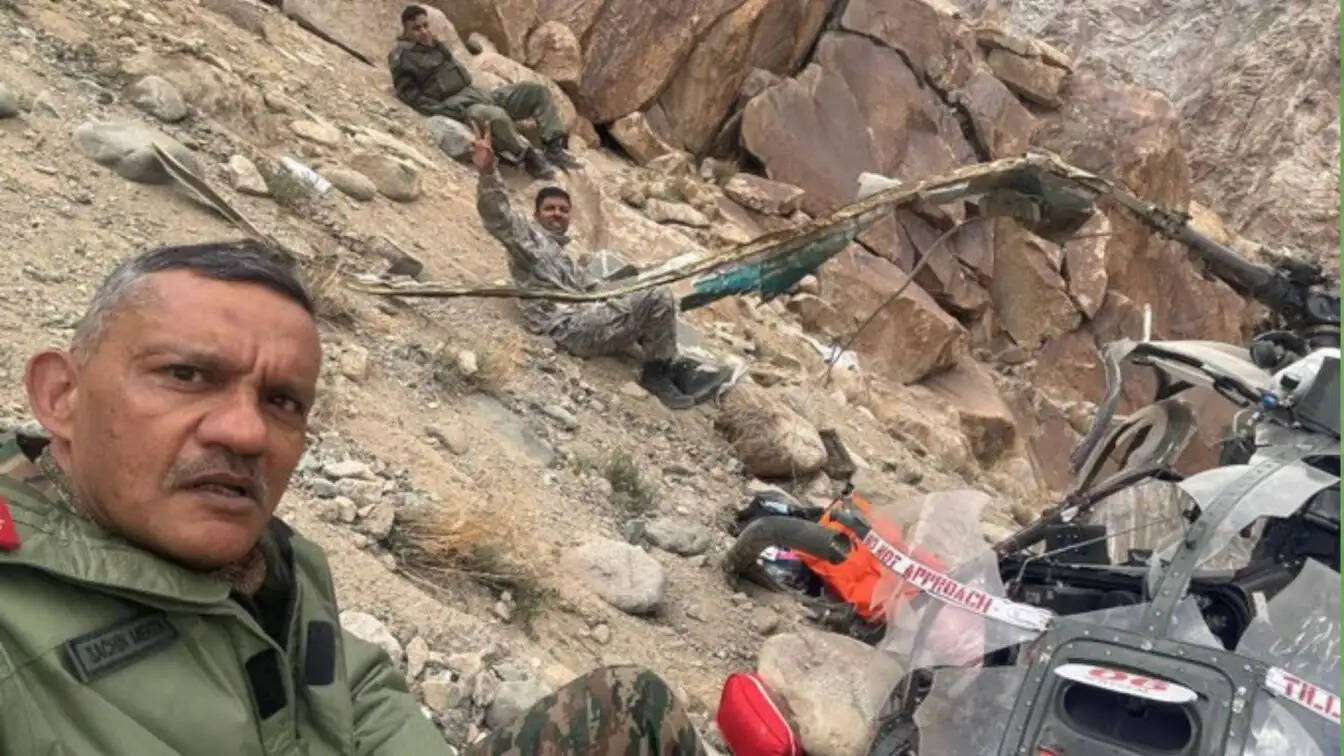 लद्दाख में भारतीय सेना का चीता हेलिकॉप्टर दुर्घटनाग्रस्त, तीन अधिकारी घायल