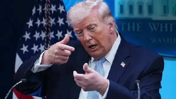 ट्रंप का बयान: अमेरिका होर्मुज जलडमरूमध्य में जहाजों को रोकेगा