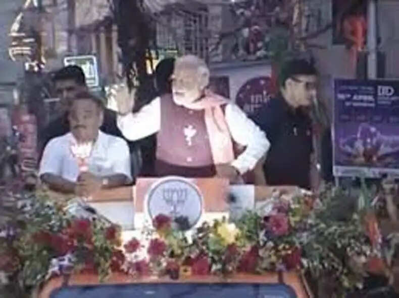 पश्चिम बंगाल चुनाव: पीएम मोदी का रोड शो, ममता बनर्जी का जवाब