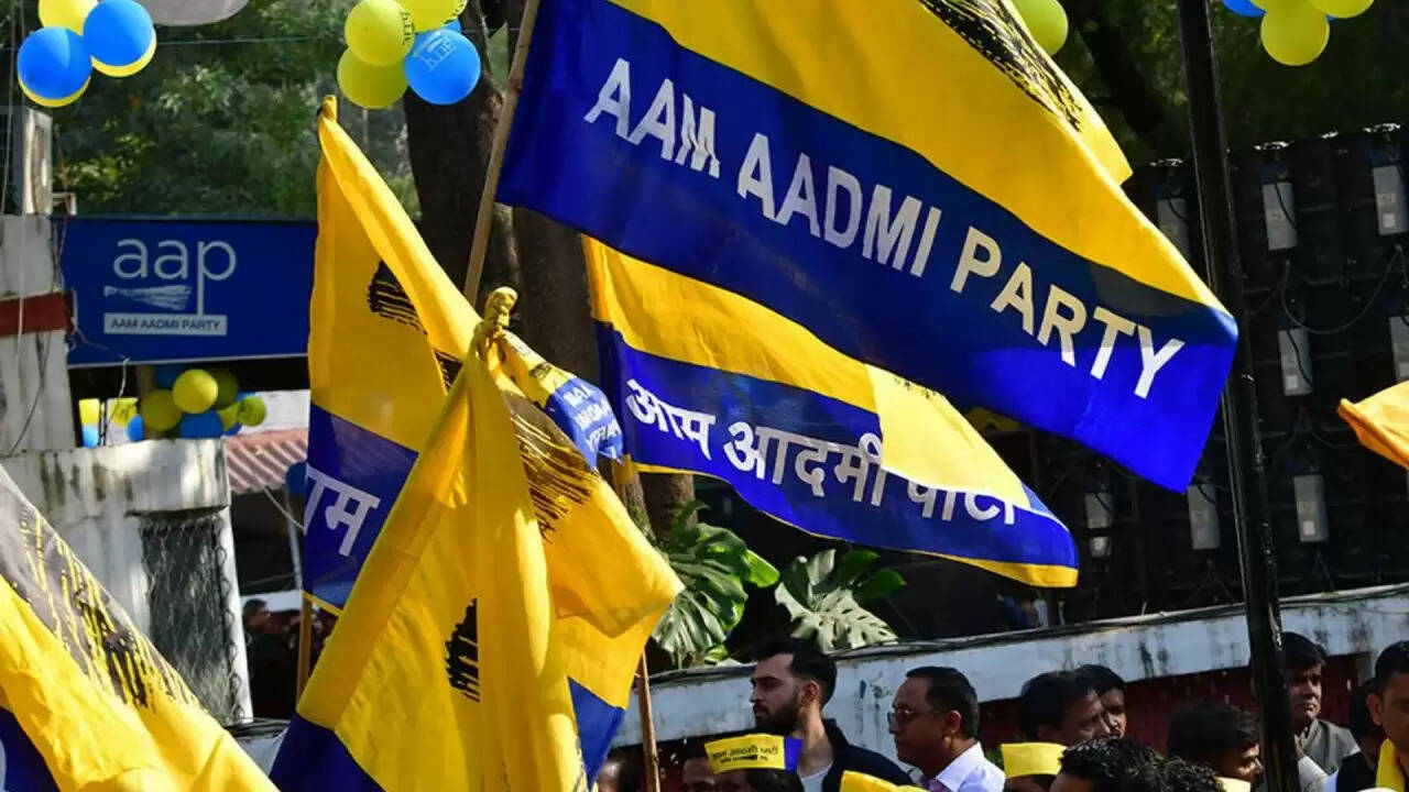 दिल्ली में निजी स्कूलों की फीस वृद्धि पर अभिभावकों का आक्रोश: क्या है भाजपा सरकार की भूमिका?