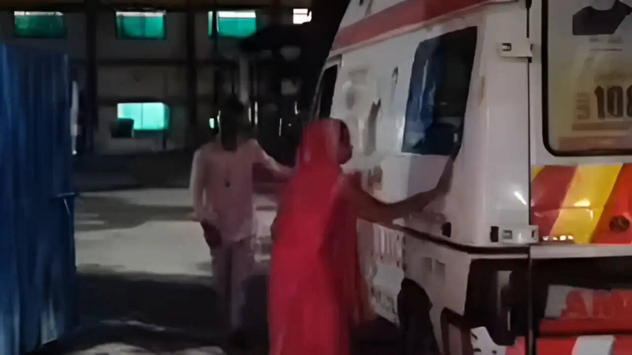 कटनी में एंबुलेंस की सफाई के लिए पत्नी को मजबूर करने का मामला