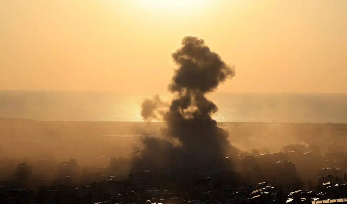 अबू धाबी में ईरानी मिसाइलों के मलबे से 12 लोग घायल