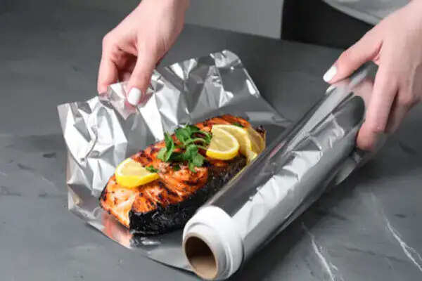 खाने को अखबार या एल्युमिनियम फॉयल में लपेटने के स्वास्थ्य जोखिम