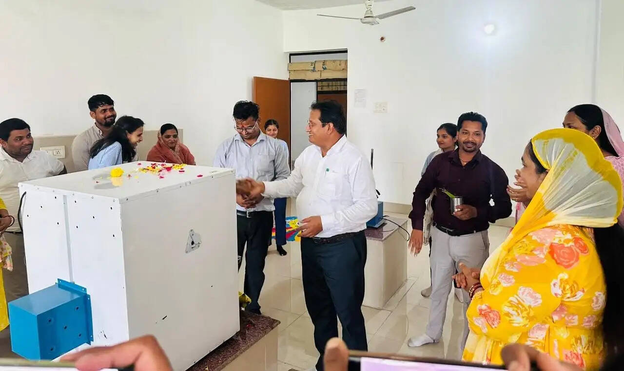 राजीव गांधी कॉलेज में भगवान विश्वकर्मा जयंती पर मेधावी छात्रों का सम्मान