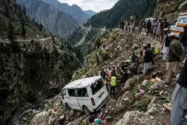पाकिस्तान में शादी समारोह के दौरान वैन दुर्घटना, 11 की मौत