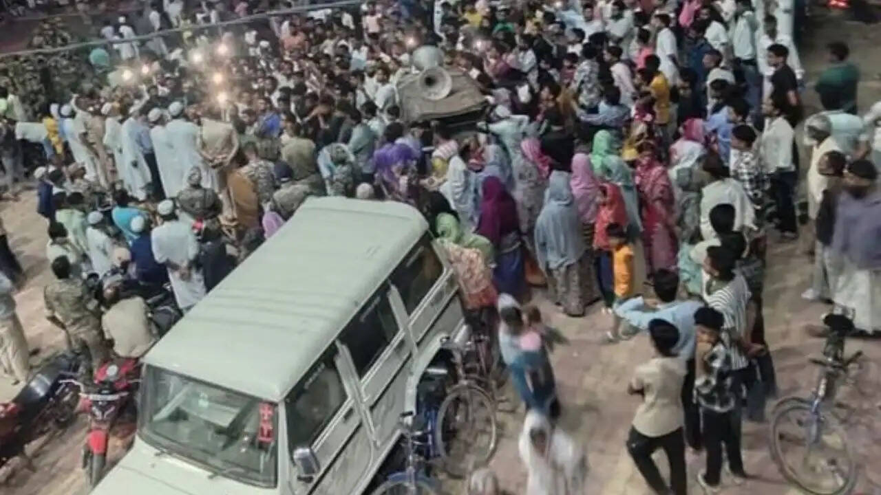 पश्चिम बंगाल चुनाव में वोटर लिस्ट विवाद: स्थानीय लोगों का प्रदर्शन