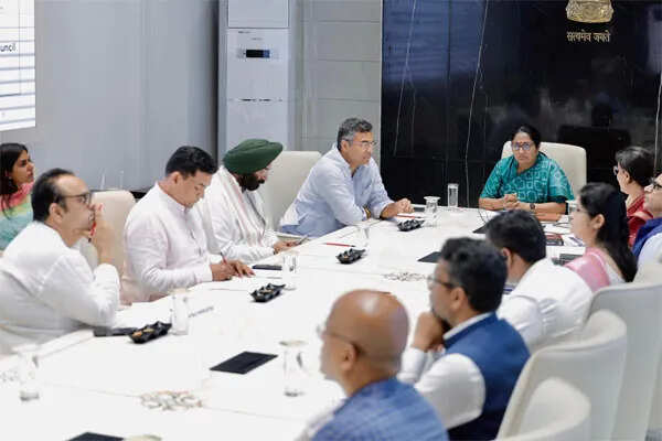 मुख्यमंत्री रेखा गुप्ता ने बारापूला ऐलिवेटेड रोड परियोजना की अनियमितताओं की जांच का आदेश दिया