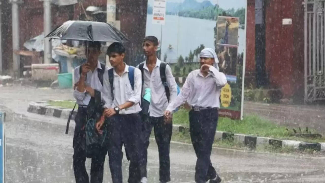 जम्मू-कश्मीर में मूसलधार बारिश से जनजीवन प्रभावित, स्कूल बंद