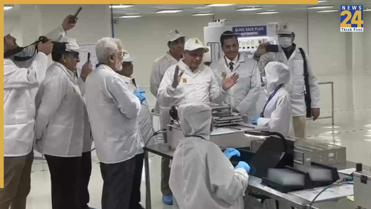 नोएडा में टेम्पर्ड ग्लास निर्माण संयंत्र का उद्घाटन, 25 लाख रोजगार के अवसर