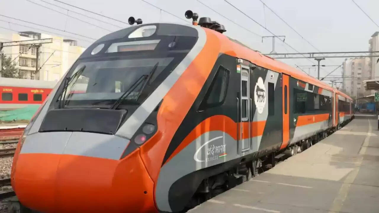 कटरा से श्रीनगर के बीच वंदे भारत एक्सप्रेस ट्रेन सेवा का उद्घाटन