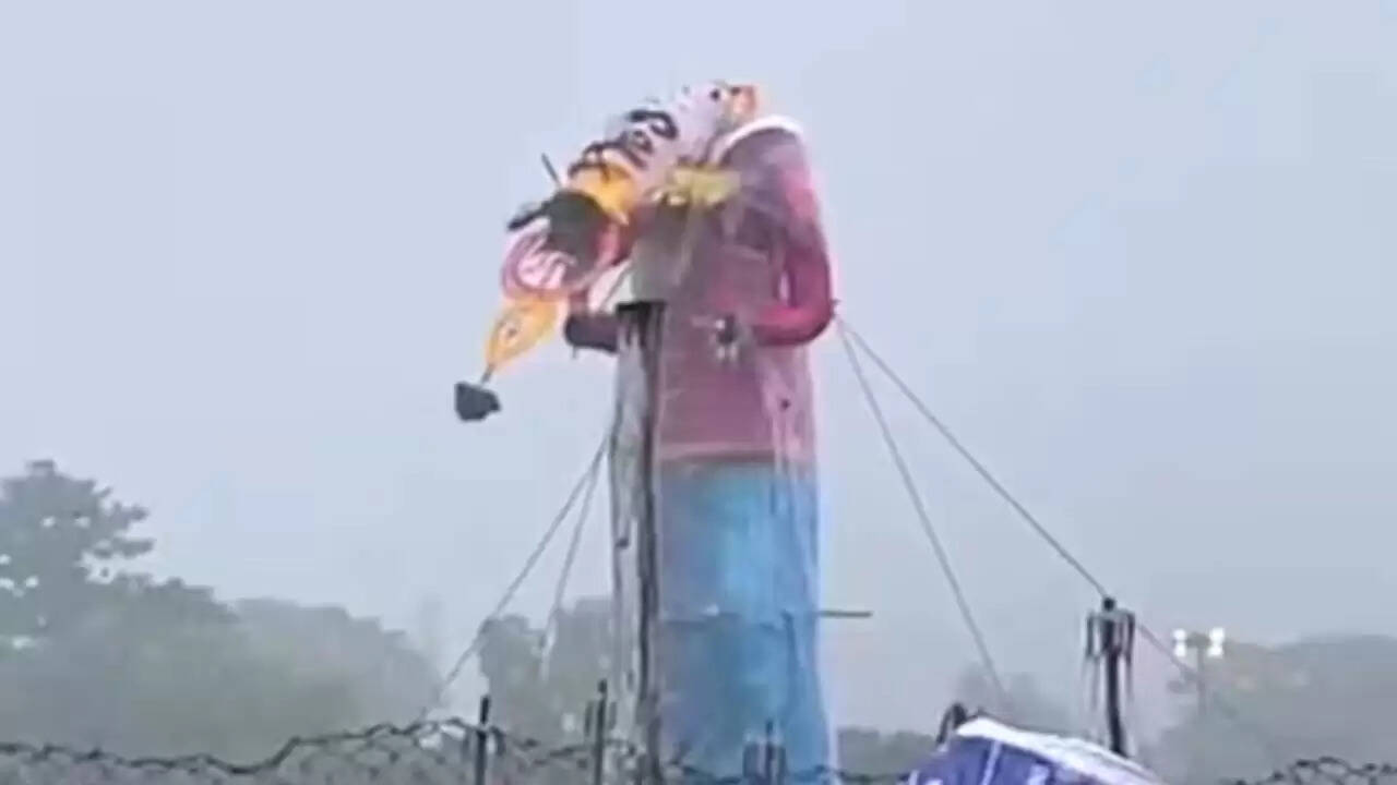Dussehra 2025: पटना में बारिश ने रावण दहन की तैयारियों को किया प्रभावित