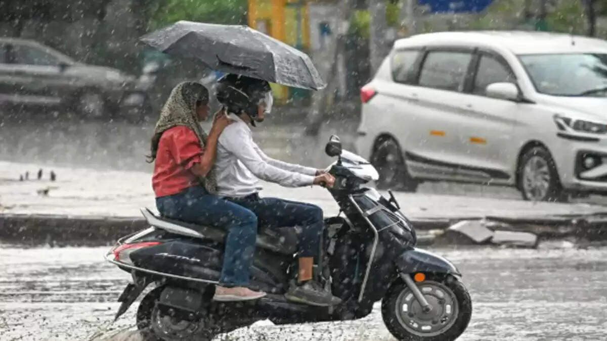 बारिश में स्कूटर चलाने के लिए सुरक्षा टिप्स