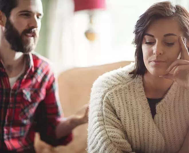 अपमान के अनजाने संकेत: बिना गाली-गलौज के रिश्तों में दरार