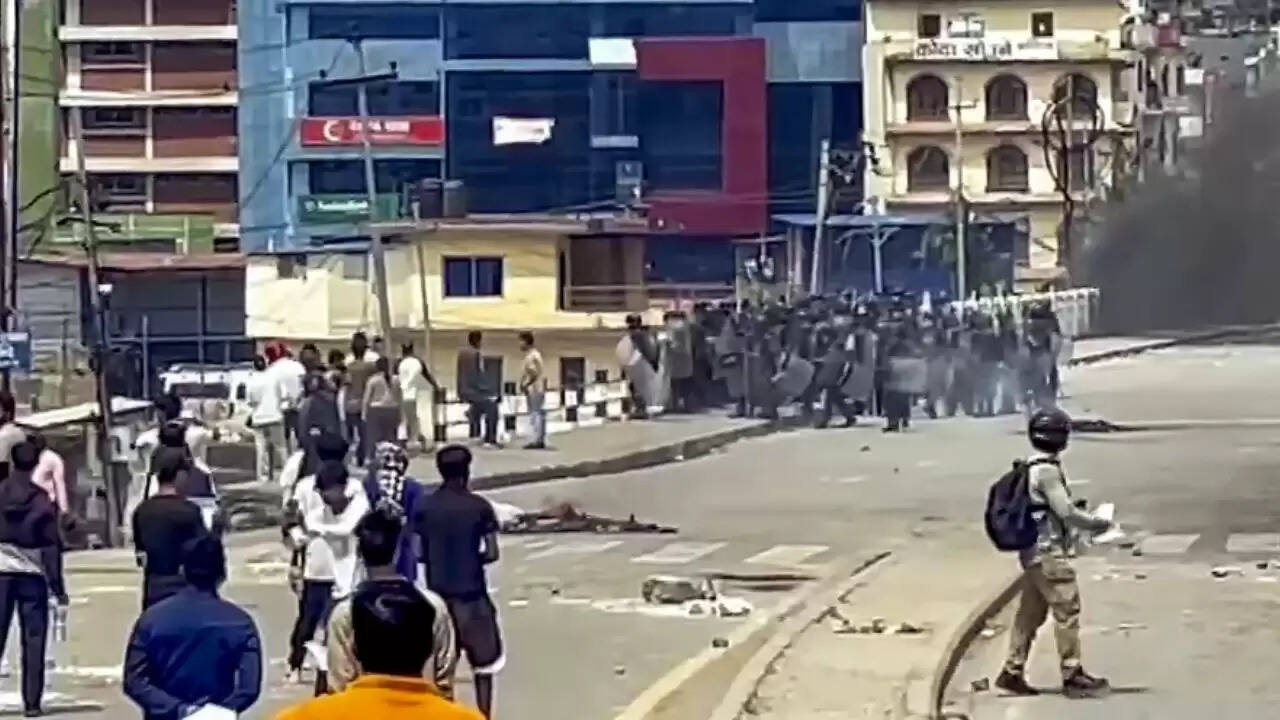 नेपाल में उग्र प्रदर्शन: वित्त मंत्री विष्णु पौडेल पर हमला, सरकार में हड़कंप