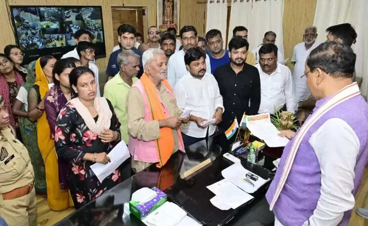 उत्तर प्रदेश के डिप्टी सीएम केशव मौर्य ने जनता की समस्याएं सुनीं