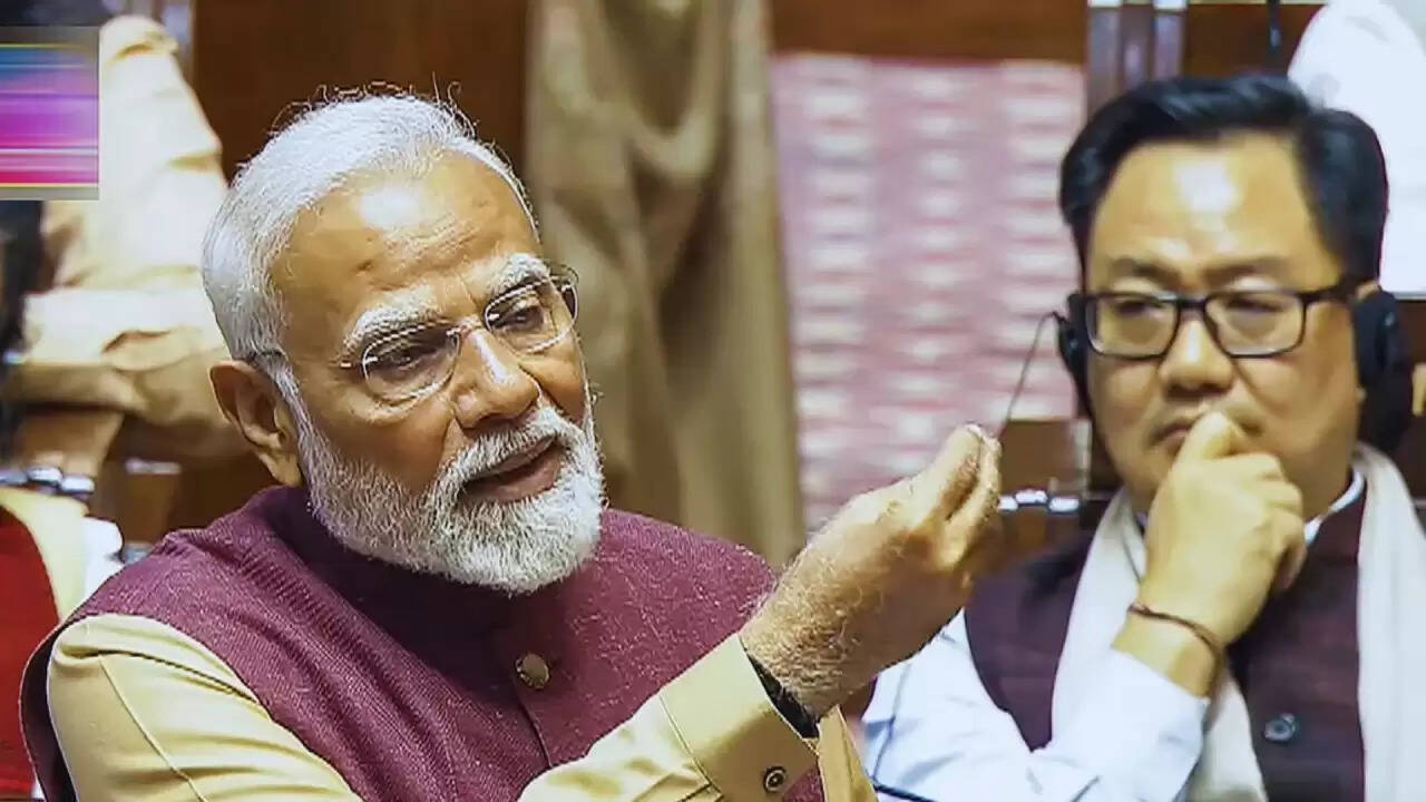 PM मोदी ने कांग्रेस की नीतियों पर कसा तंज, सुनाया दिलचस्प किस्सा