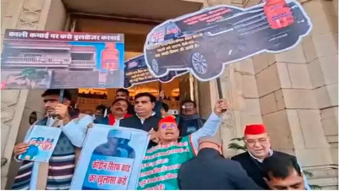 यूपी विधानसभा में कोडीन कफ सिरप पर समाजवादी पार्टी का हंगामा