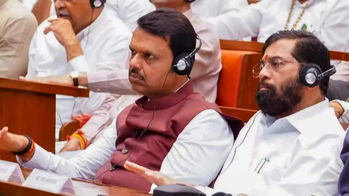 महाराष्ट्र में सियासी हलचल: फडणवीस ने शिंदे की शक्तियों पर लगाई रोक