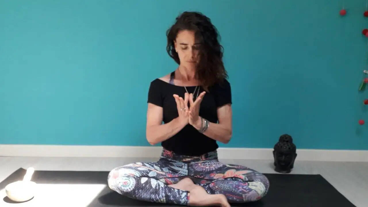 गरुड़ मुद्रा: नींद में सुधार के लिए एक सरल उपाय