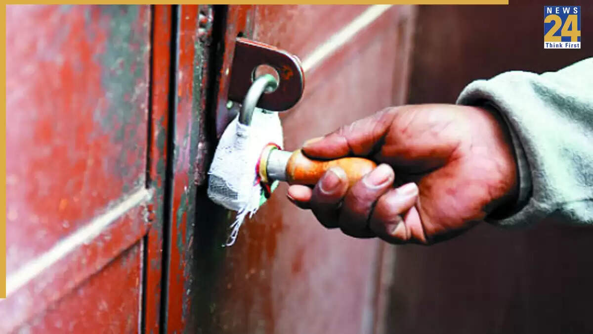 ग्रेटर नोएडा में बिल्डर का कार्यालय सील, दूसरा बिल्डर बकाया चुकता करता है