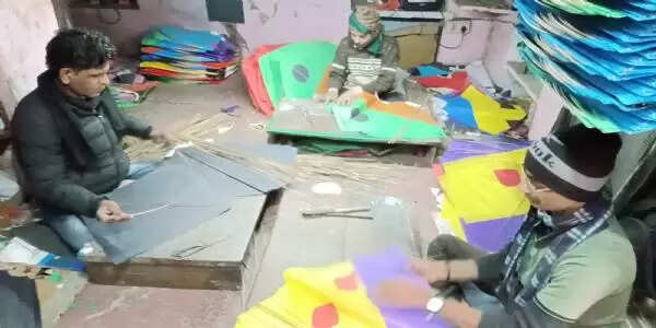मकर संक्रांति से पहले वाराणसी में पतंग कारोबार ने पकड़ी रफ्तार, कारीगरों में दिखा उत्साह
