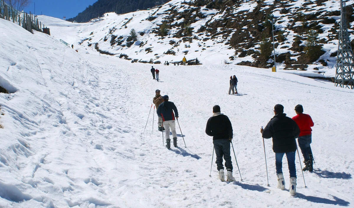 सर्दियों में उत्तराखंड की बर्फीली यात्रा: अद्भुत स्थल