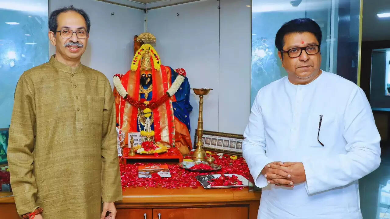 राज ठाकरे का शिवसेना भवन में ऐतिहासिक आगमन: क्या बदलेंगे महाराष्ट्र की राजनीति के समीकरण?