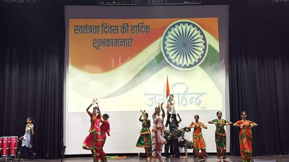 ग्रेटर नोएडा में स्वतंत्रता दिवस समारोह में ध्वजारोहण और सांस्कृतिक कार्यक्रम