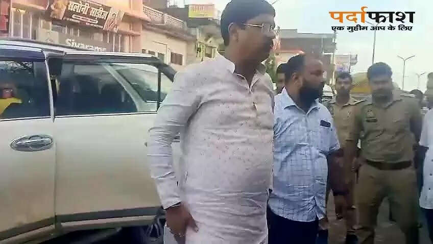 नौतनवा विधायक ऋषि त्रिपाठी का सोनौली में व्यापारियों से संवाद