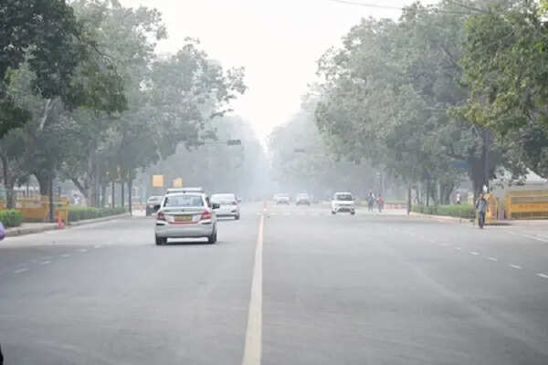 दिल्ली-एनसीआर में सर्दी का आगाज़, तापमान में गिरावट