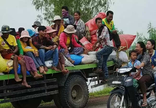थाईलैंड और कंबोडिया के बीच संघर्ष: हजारों लोग सुरक्षित स्थानों की ओर भाग रहे हैं