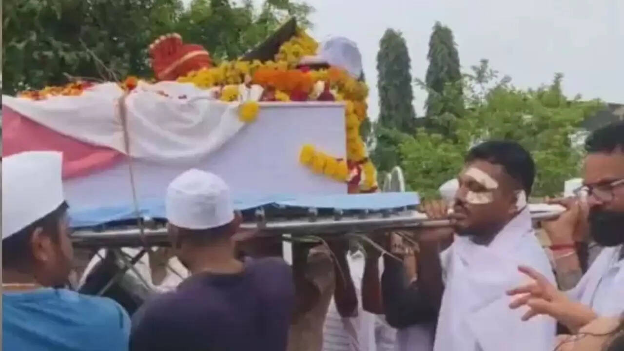 अहमदाबाद विमान हादसे का एकमात्र जीवित बचे विश्वास कुमार का भावुक अंतिम संस्कार