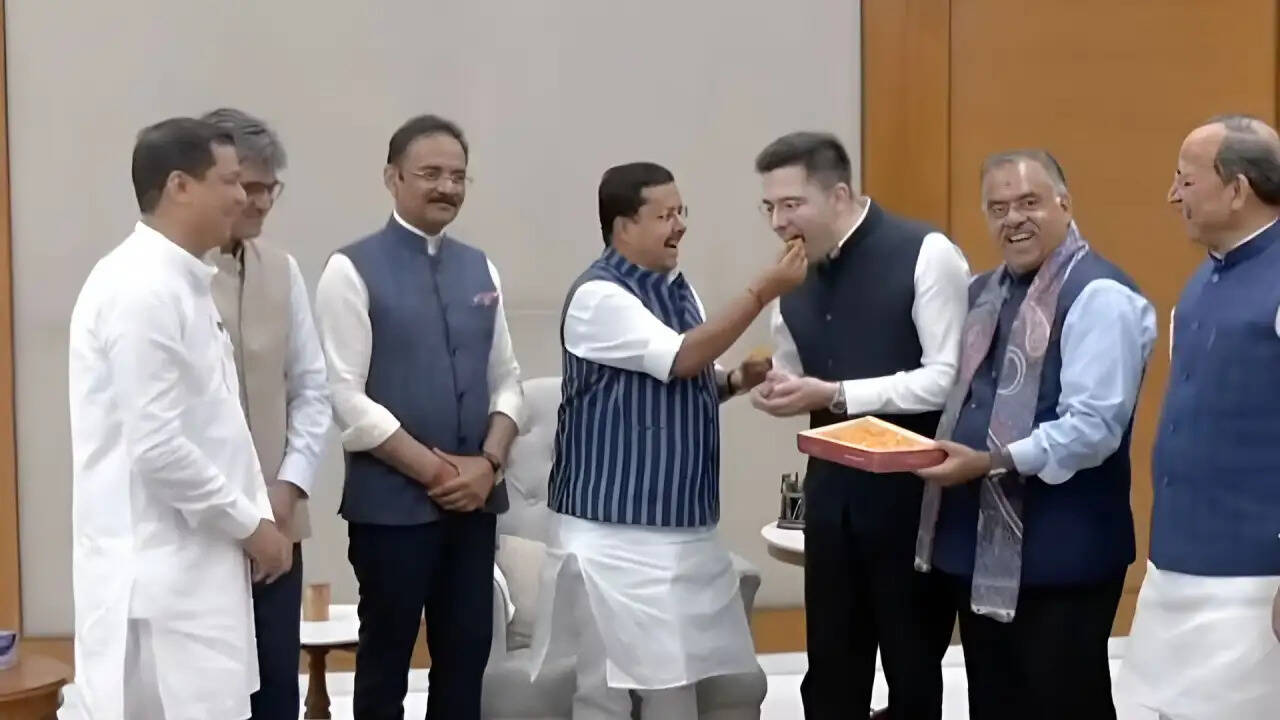 राज्यसभा सांसद राघव चड्ढा और अन्य ने भाजपा में किया शामिल, AAP को लगा बड़ा झटका